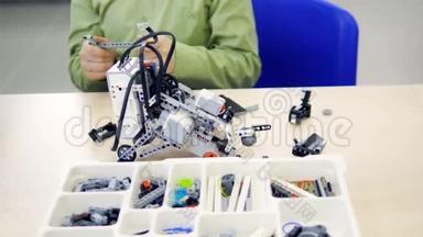 学生手在工程教室制作机器人。 机器人技术教育。
